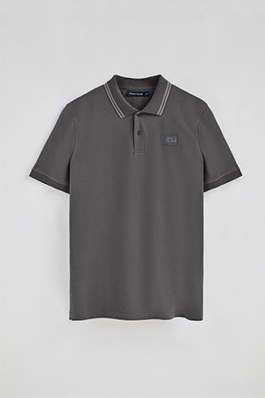 Polo gris asfalto de manga corta y dos botones con detalle en el pecho