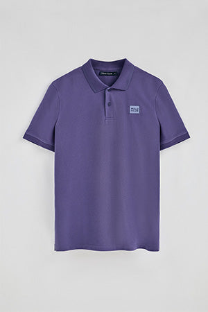 Polo violeta azulado de manga corta y dos botones con detalle en el pecho