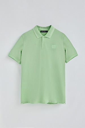 Polo color menta de manga corta y dos botones con detalle en el pecho