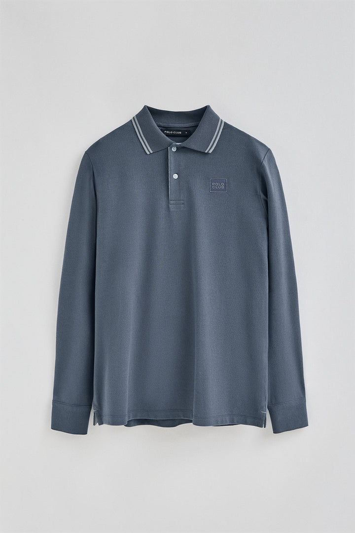 Koszulka polo w kolorze niebieskiego denimu, z długim rękawem, dwoma guzikami i naszywką z logo