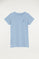 Camiseta azul celeste con logo bordado
