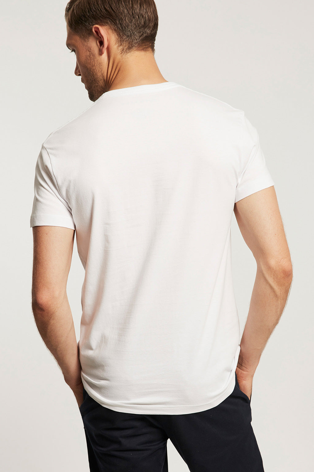 Camiseta blanca de manga corta con estampación