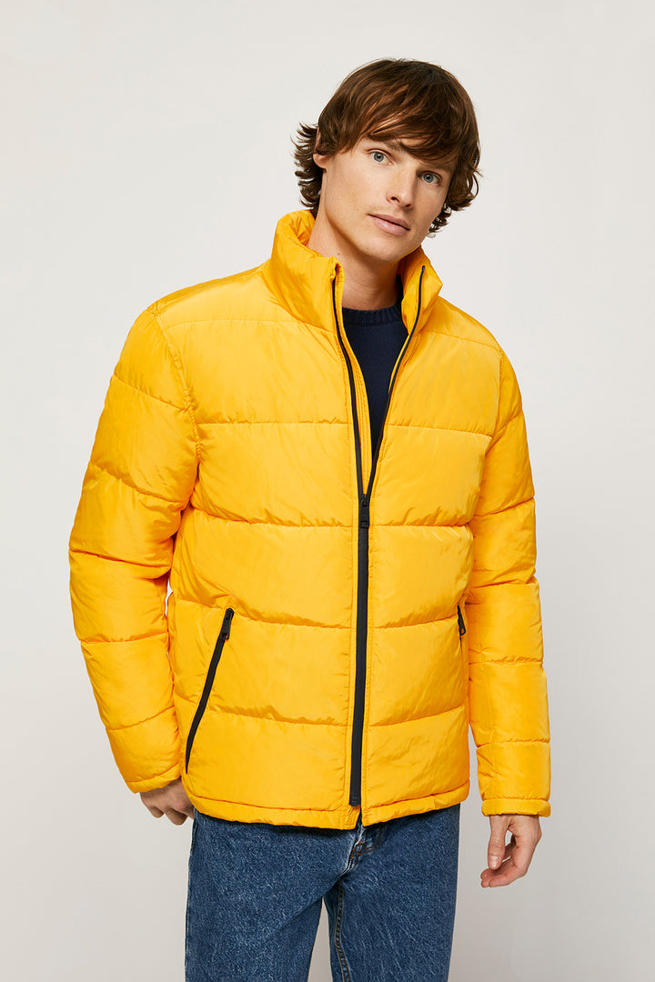 Casaco acolchoado amarelo de gola alta