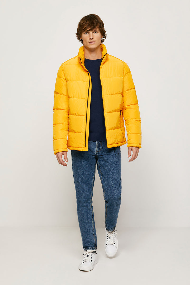 Casaco acolchoado amarelo de gola alta