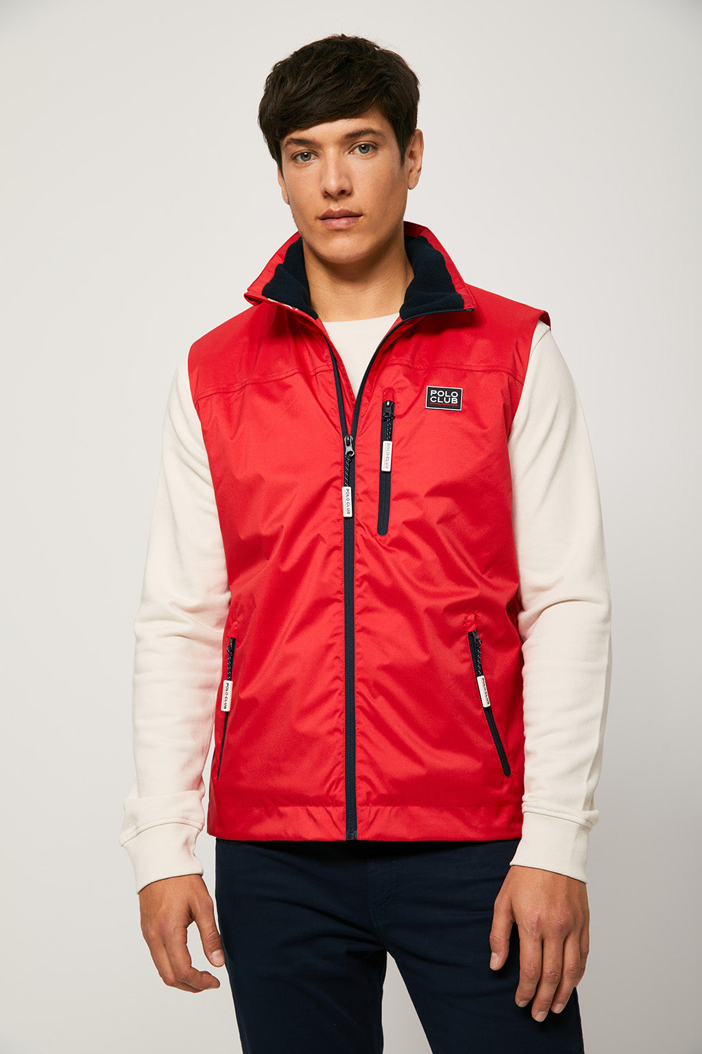 Chaleco técnico rojo con estampado en el cuello  | HOMBRE  | POLO CLUB