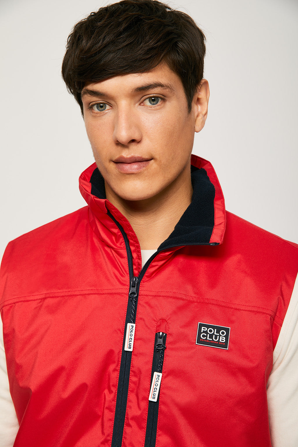 Chaleco técnico rojo con estampado en el cuello  | HOMBRE  | POLO CLUB