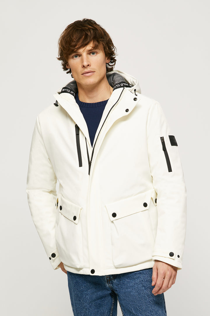 Chaqueta blanca apres ski con capucha y bolsillos con tapeta