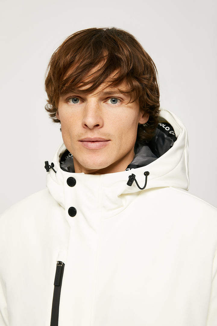 Chaqueta blanca apres ski con capucha y bolsillos con tapeta