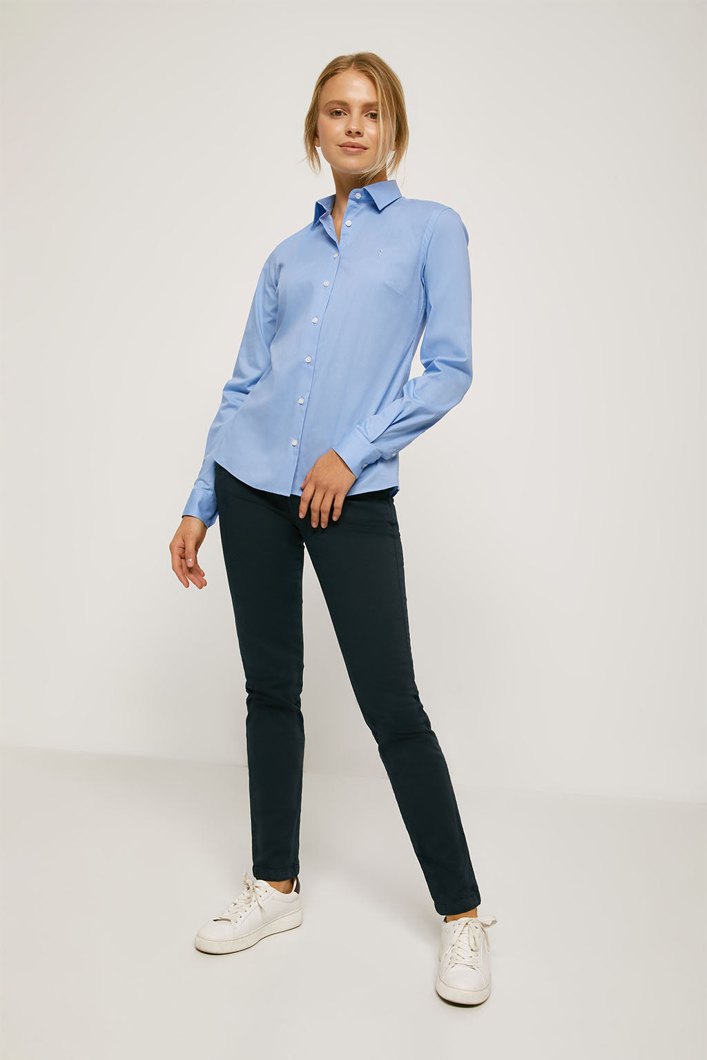 Camisa entallada azul de popelín con logo bordado | MUJER  | POLO CLUB