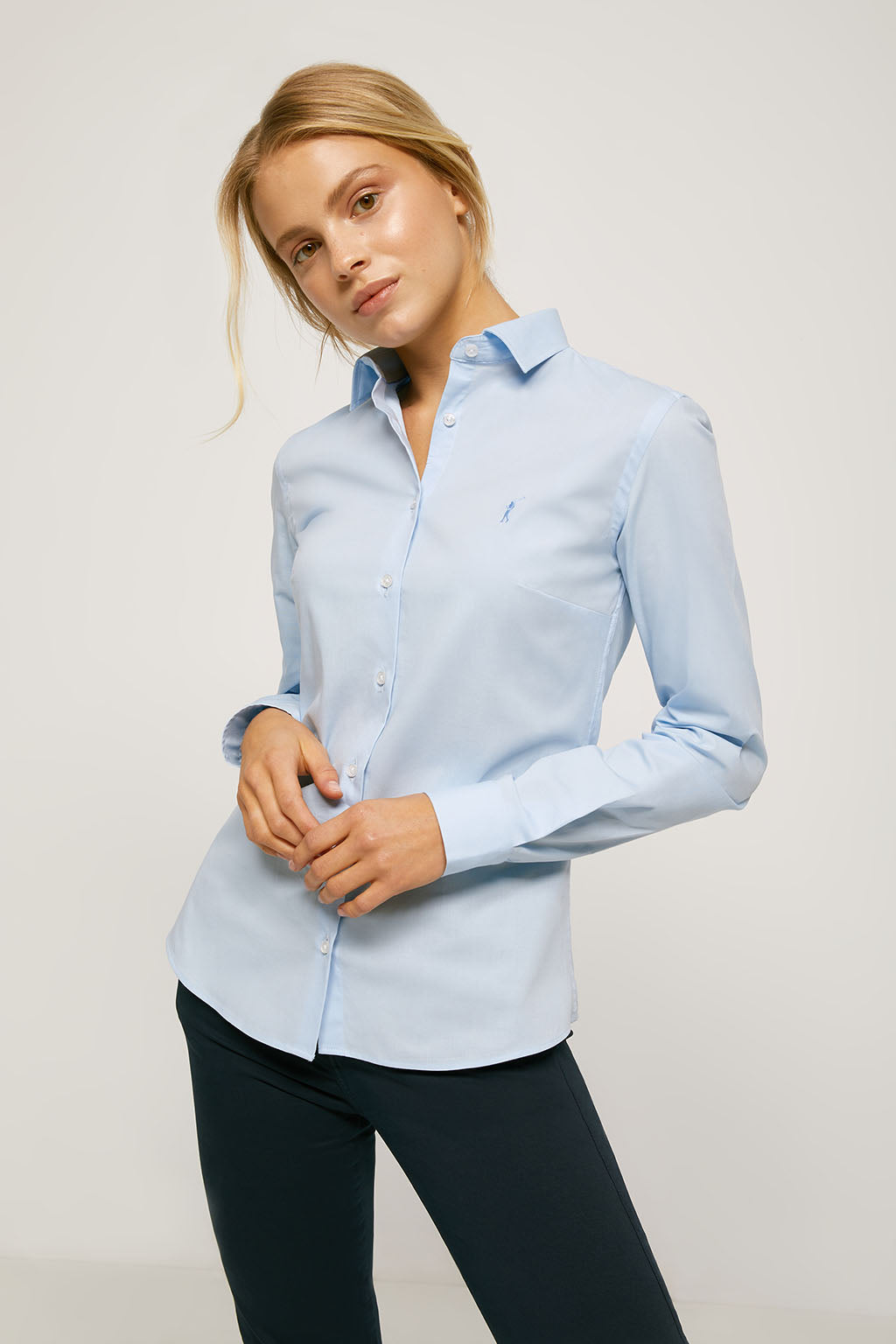 Camisa entallada azul cielo de con logo bordado – Polo Club