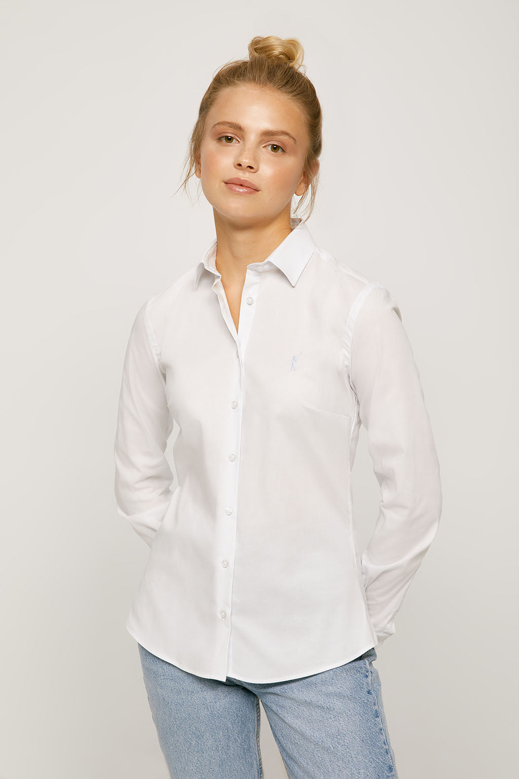Camisa entallada blanca de popelín con bordado –