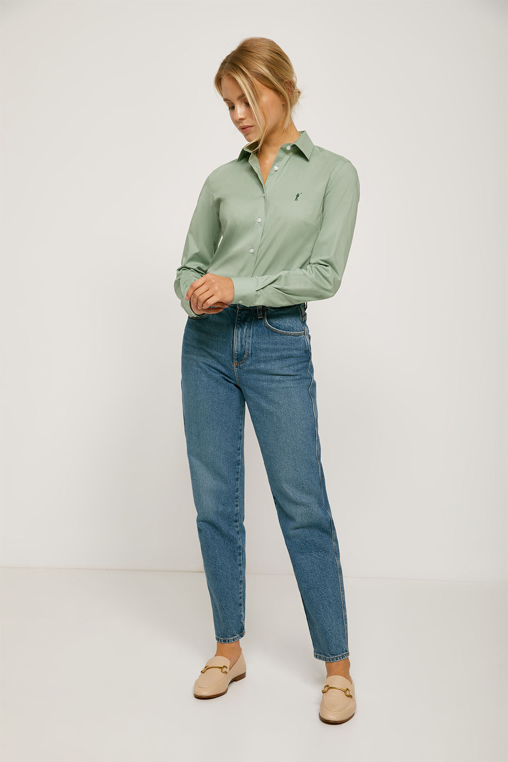 Camisa entallada verde claro de popelín con logo bordado | MUJER  | POLO CLUB