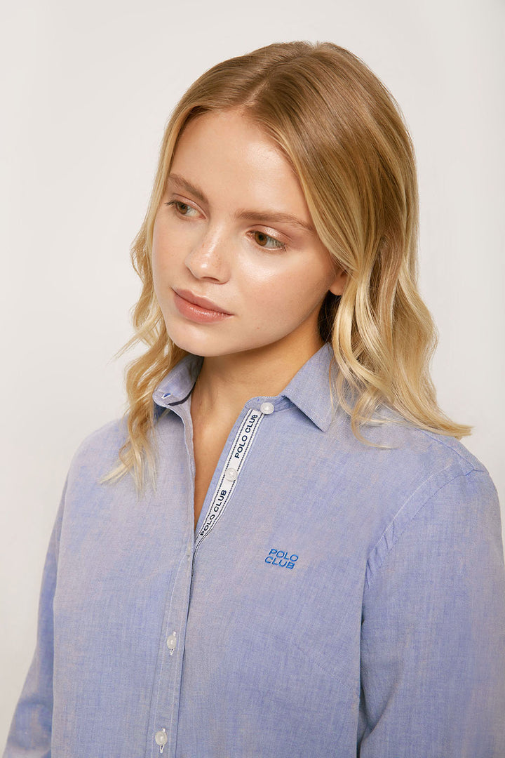 Camisa azul de algodón lavada con detalle bordado en el pecho