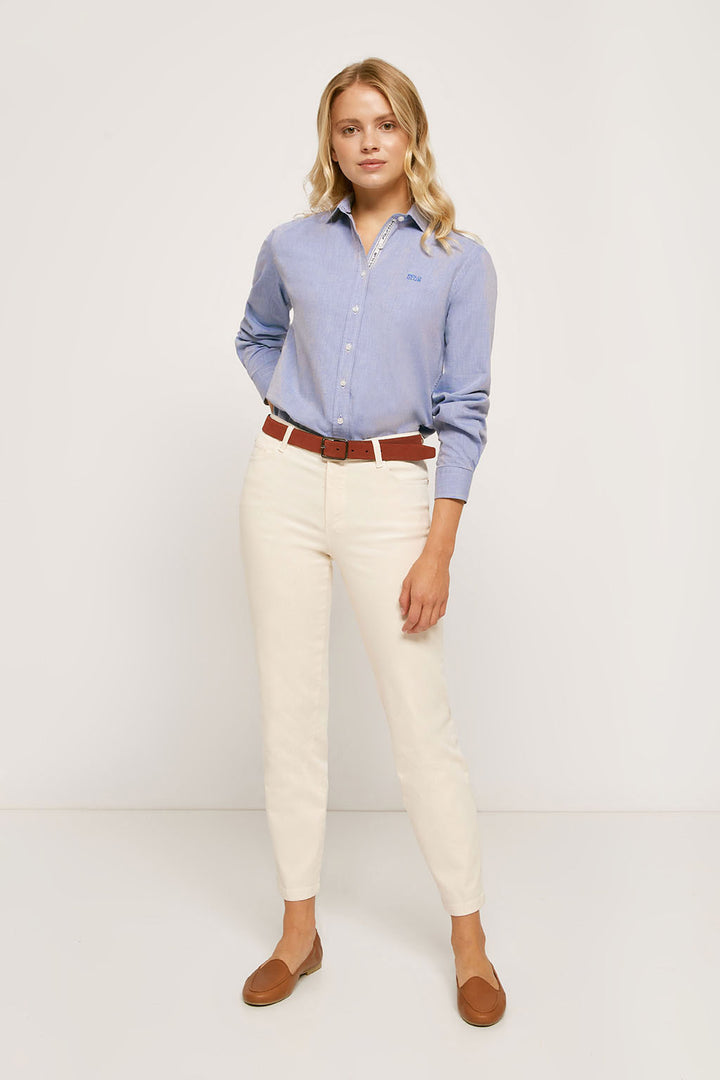 Camisa azul de algodón lavada con detalle bordado en el pecho