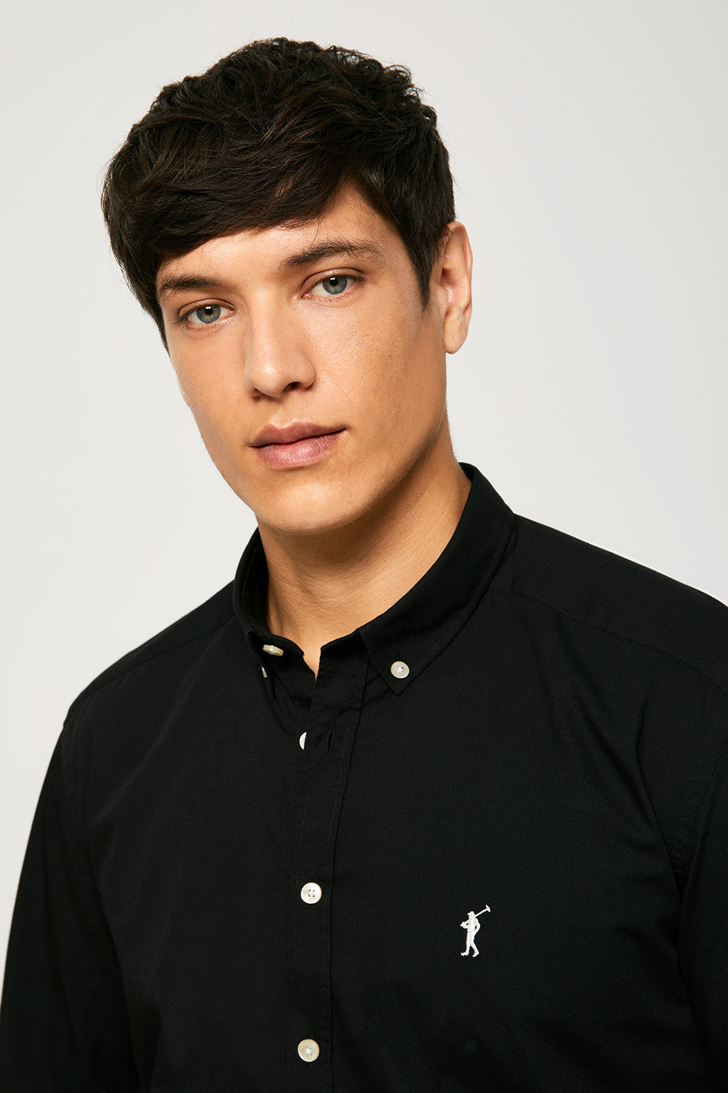 Pack de dos carmisas popelina blanca y negra con logo bordado a contraste | HOMBRE  | POLO CLUB