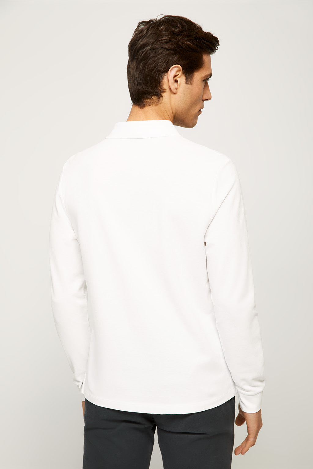 Outfit playera hotsell polo blanca hombre