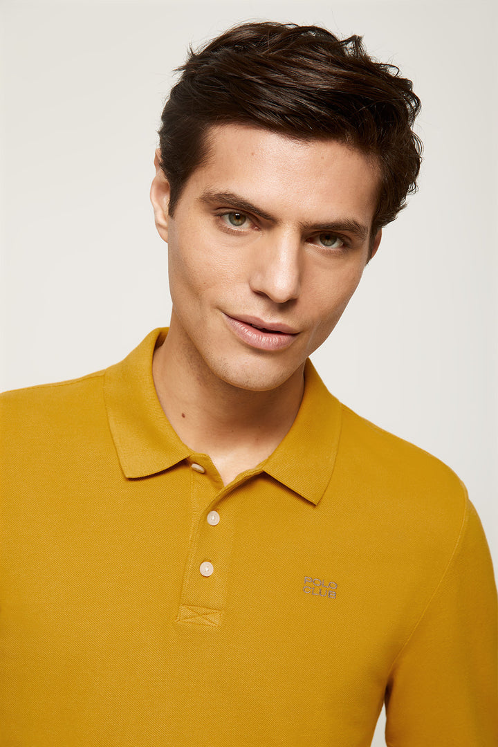 Polo de manga larga mostaza garment dye con logo bordado | HOMBRE  | POLO CLUB