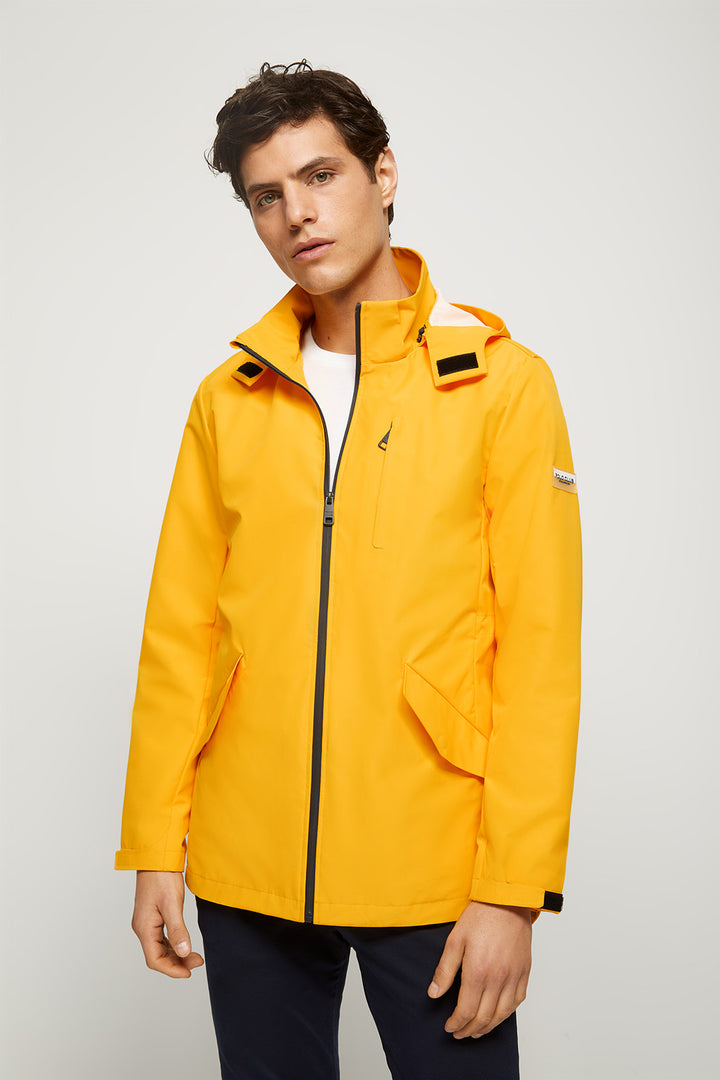 Chubasquero ligero amarillo con capucha y parche en la manga | HOMBRE  | POLO CLUB
