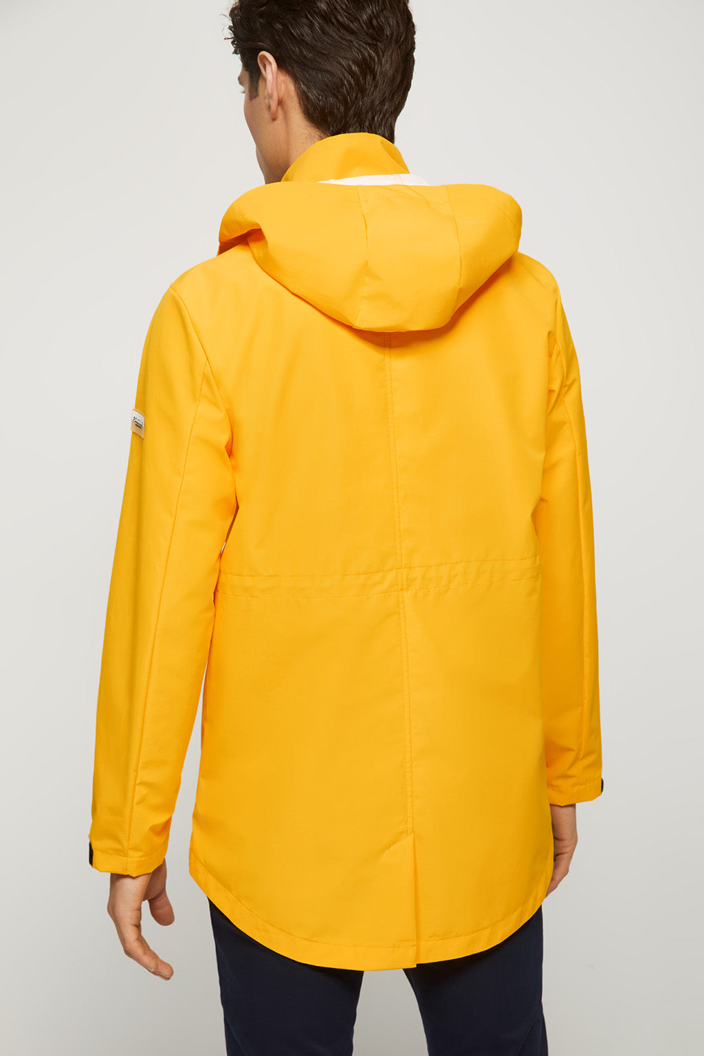 Chubasquero ligero amarillo con capucha y parche en la manga | HOMBRE  | POLO CLUB