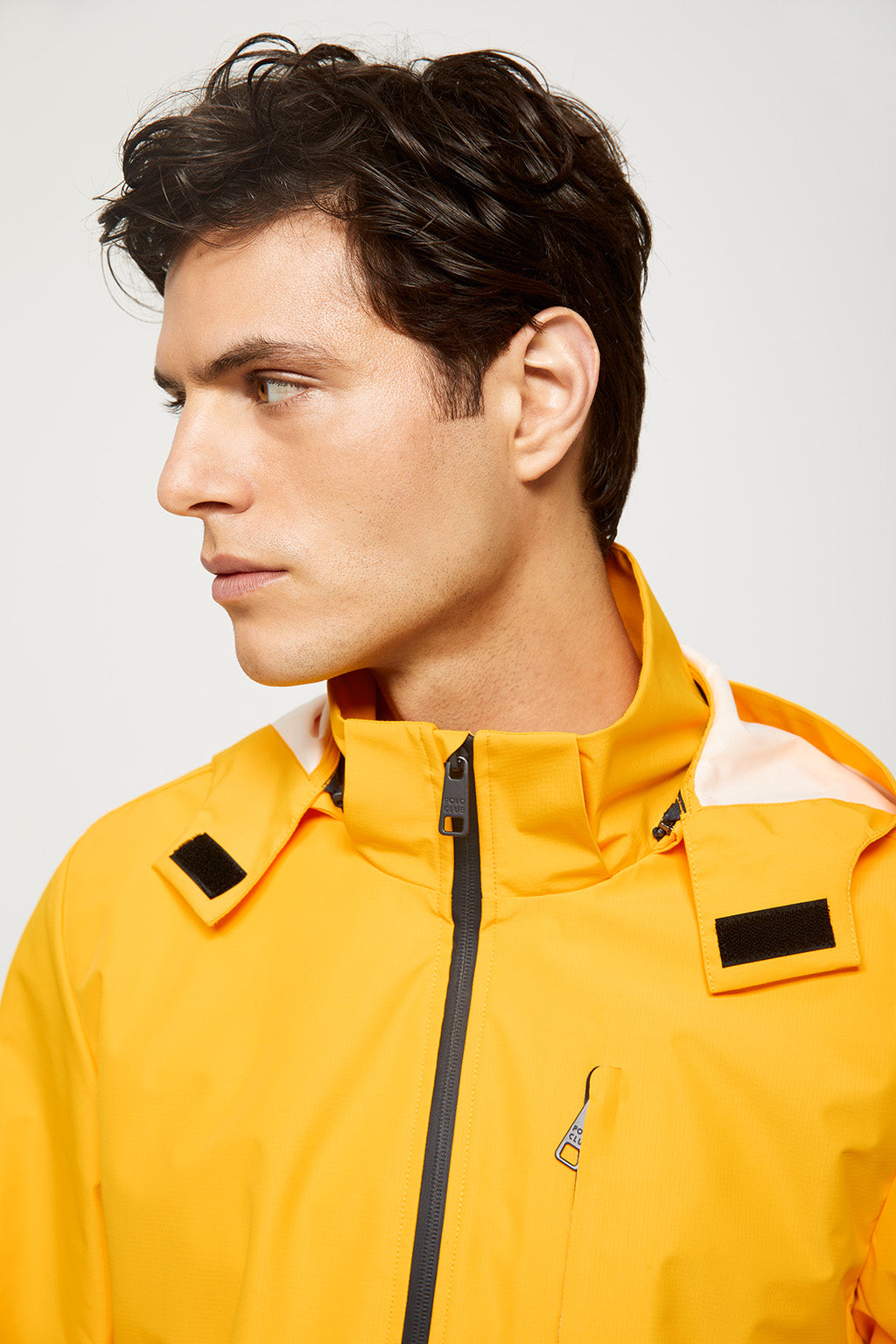 Chubasquero ligero amarillo con capucha y parche en la manga | HOMBRE  | POLO CLUB