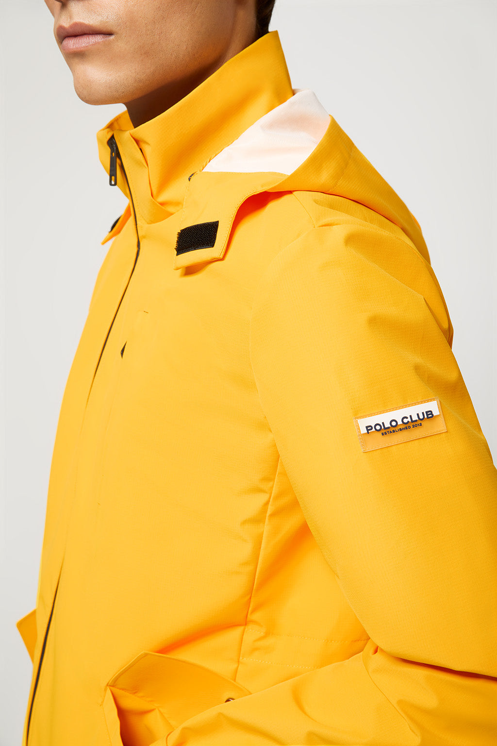 Chubasquero ligero amarillo con capucha y parche en la manga | HOMBRE  | POLO CLUB