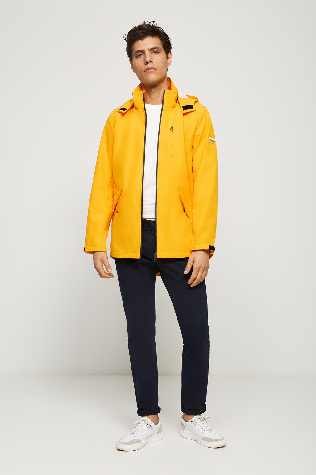 Chubasquero ligero amarillo con capucha y parche en la manga | HOMBRE  | POLO CLUB