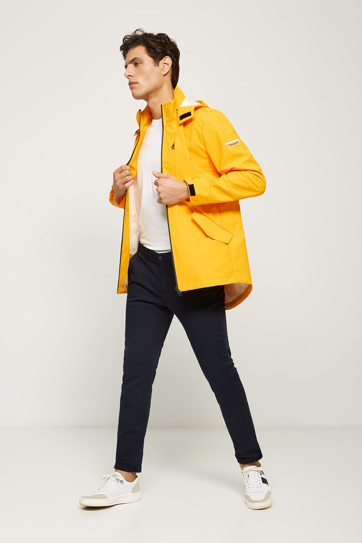 Chubasquero ligero amarillo con capucha y parche en la manga | HOMBRE  | POLO CLUB