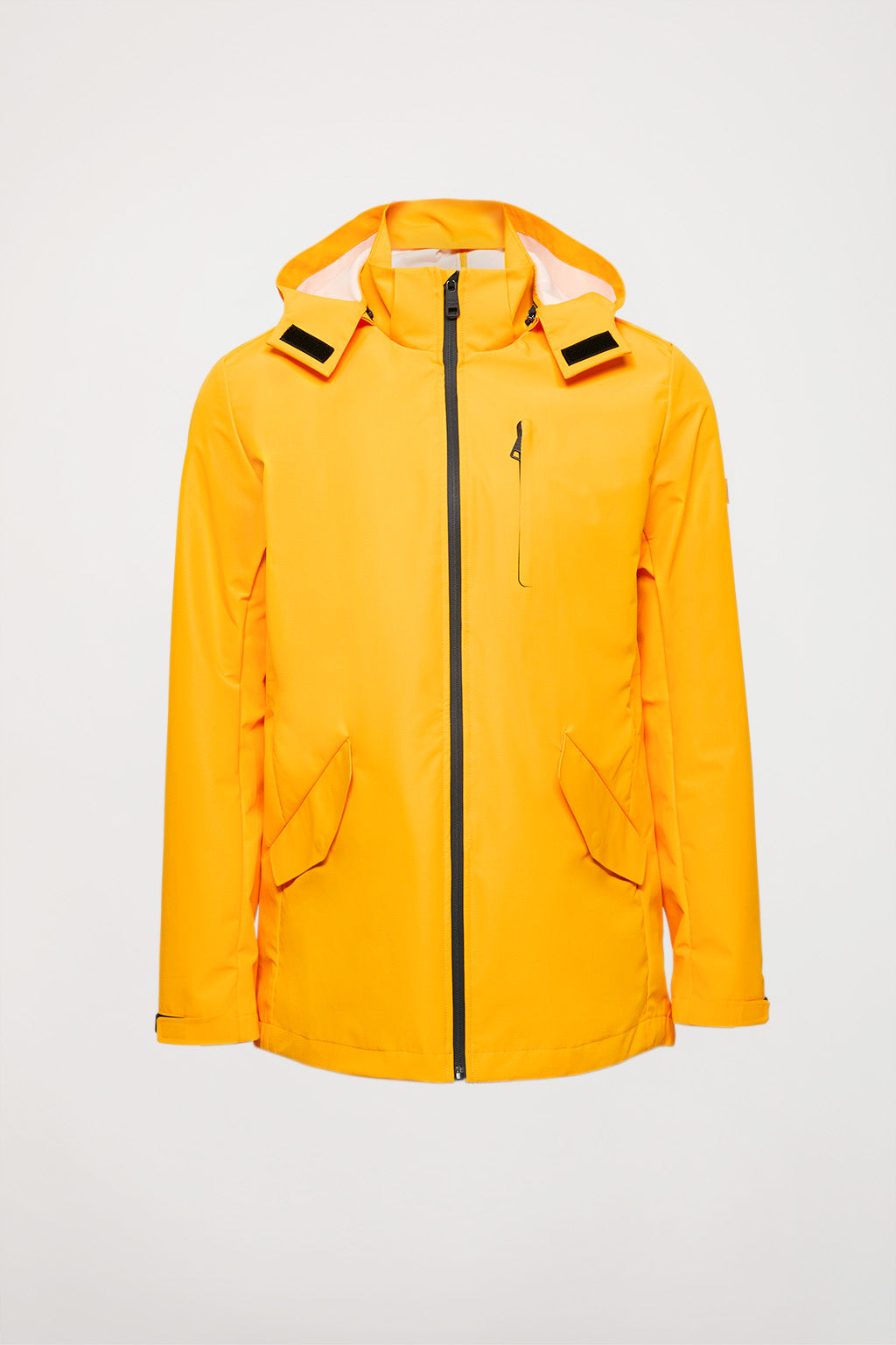 Chubasquero ligero amarillo con capucha y parche en la manga | HOMBRE  | POLO CLUB