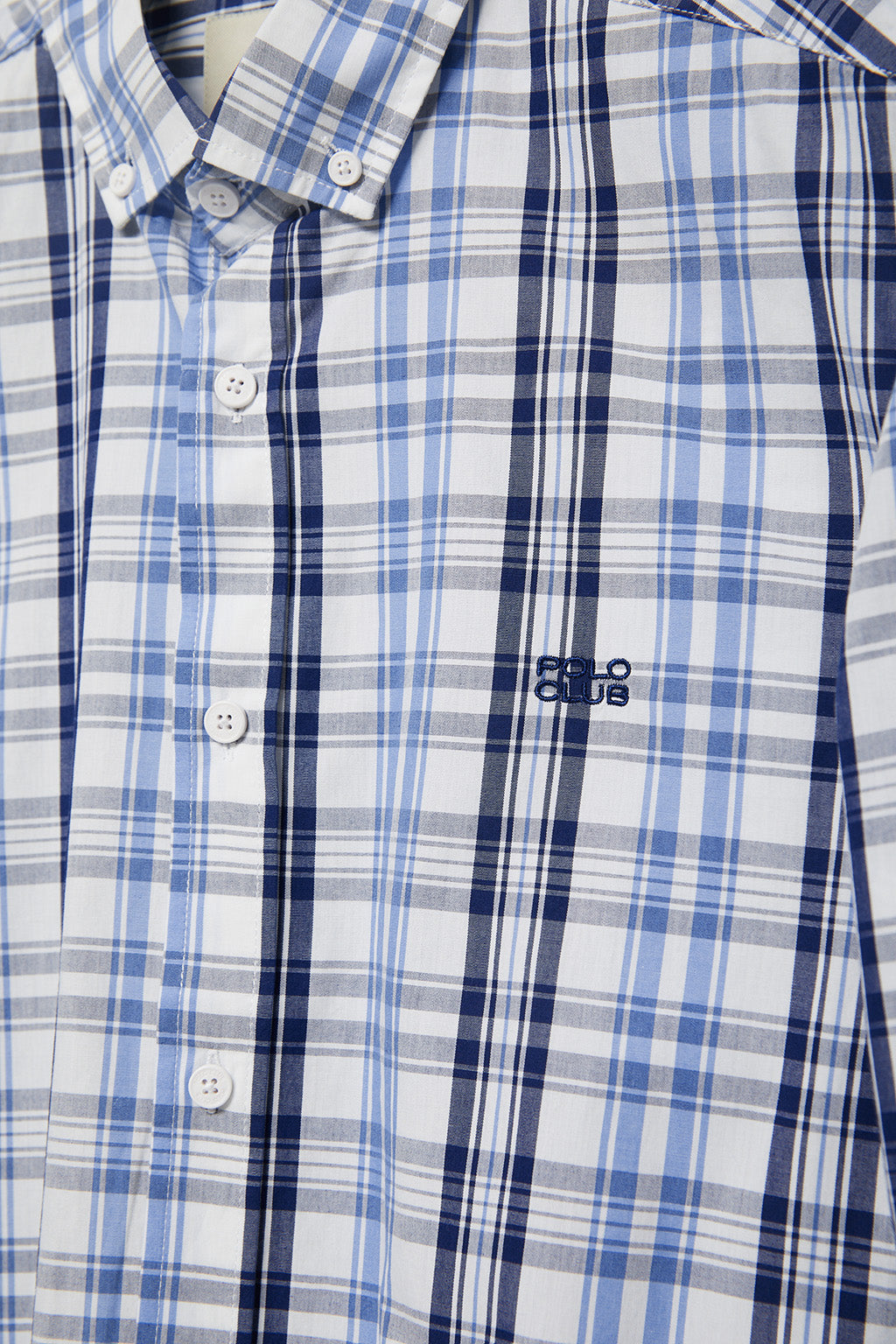 Camisa en tonos azules y blanco con logo bordado – Club