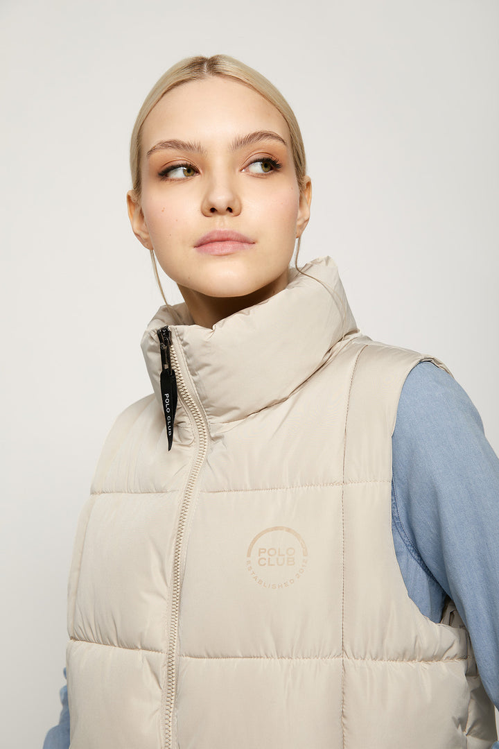 Chaleco acolchado beige con parche con print logotipado | MUJER  | POLO CLUB