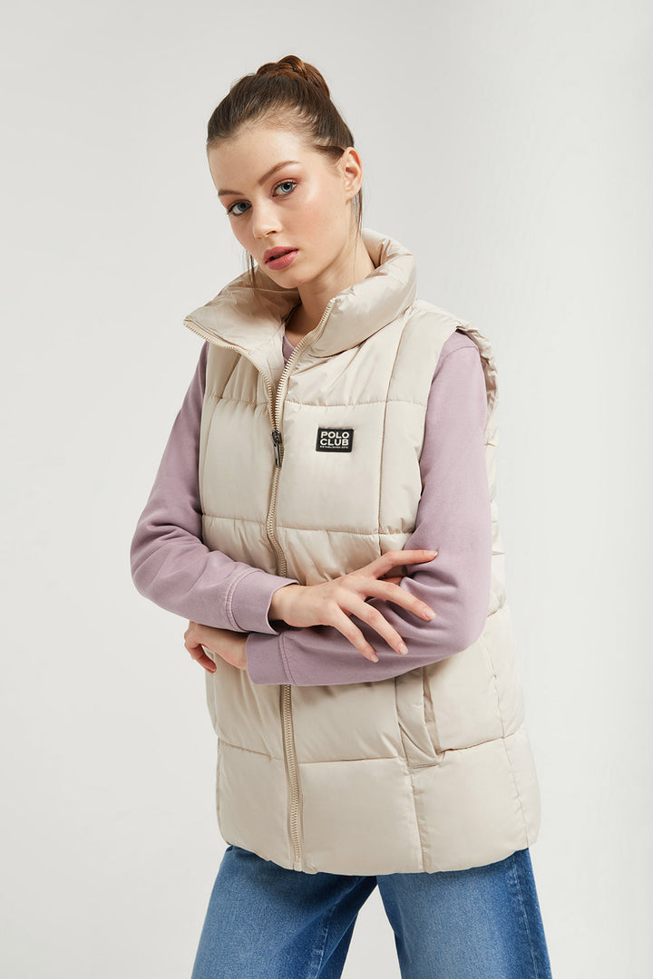 Chaleco acolchado beige con parche logotipado