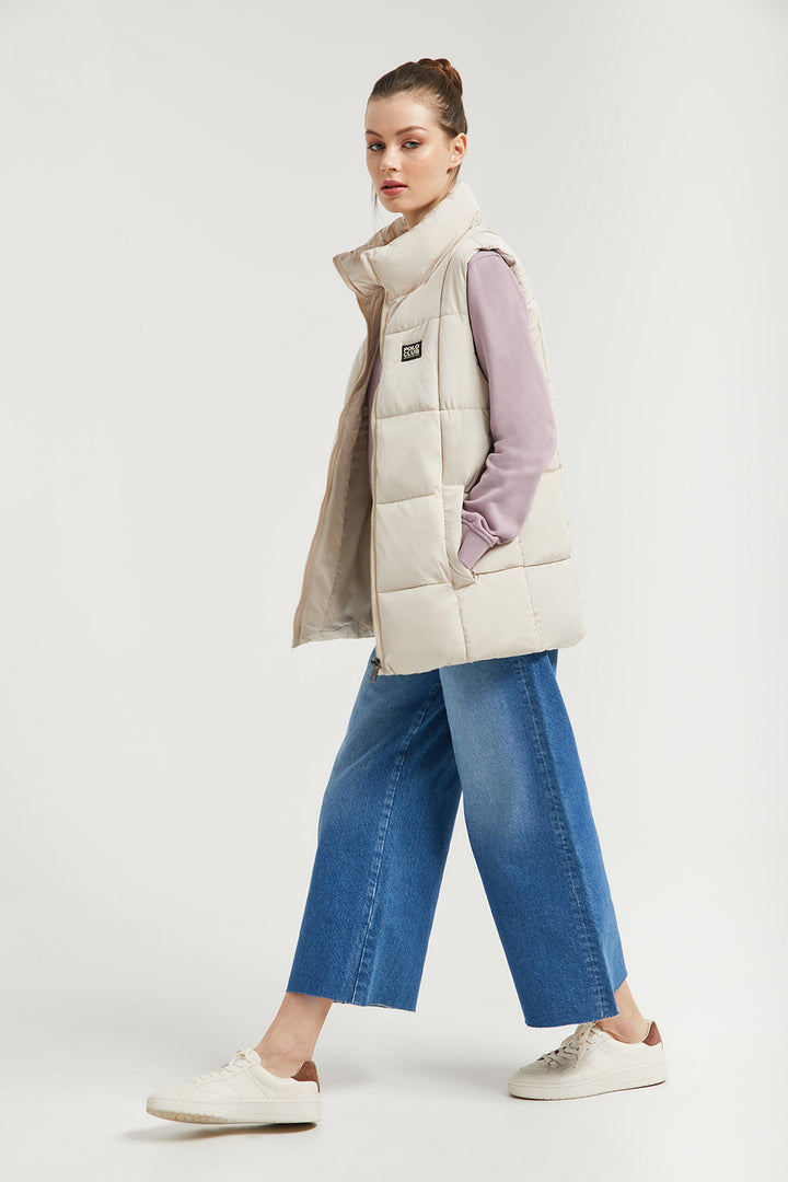 Chaleco acolchado beige con parche logotipado