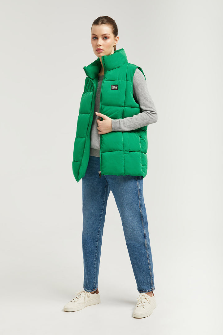 Chaleco acolchado verde con parche logotipado