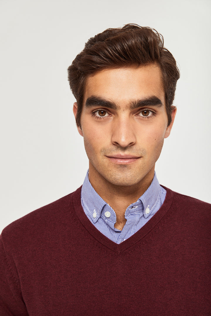 Jersey burdeos de cuello de pico y cashmere