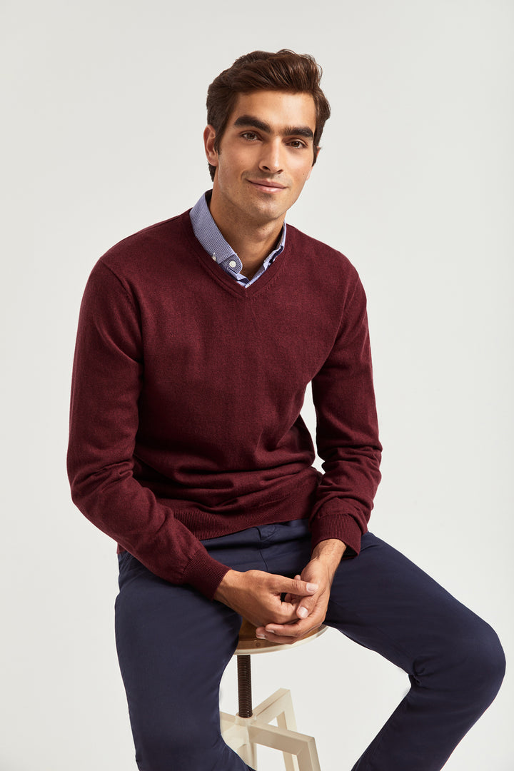 Jersey burdeos de cuello de pico y cashmere