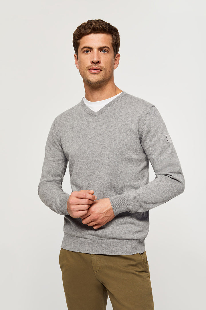 Jersey gris de cuello de pico y cashmere