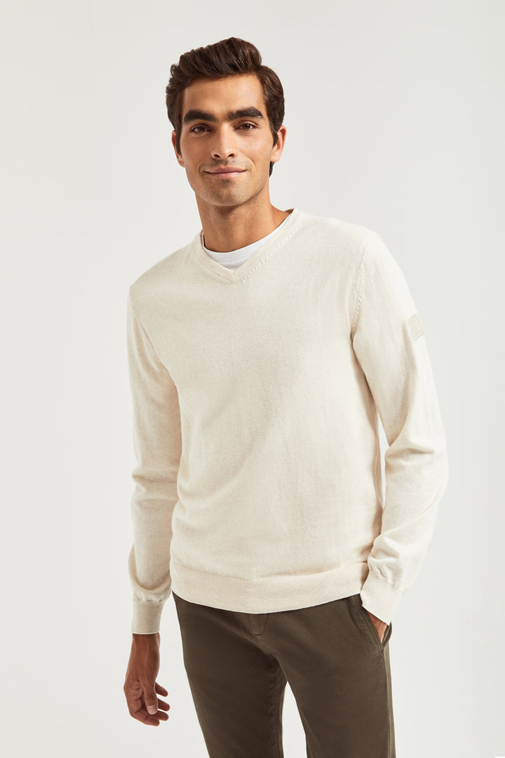 Jersey beige de cuello de pico y cashmere