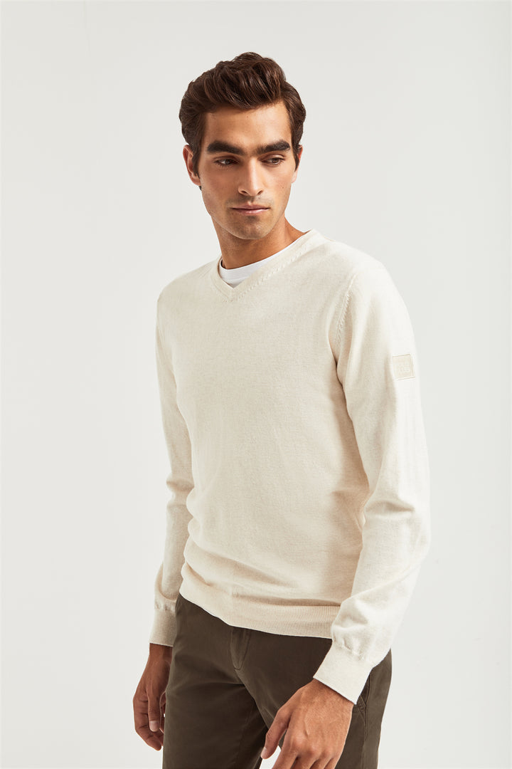 Jersey beige de cuello de pico y cashmere