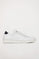 Zapatilla casual blanca de piel con detalles dorados