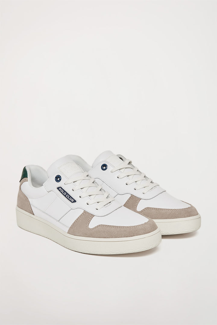 Zapatilla casual blanca y verde de piel con logo engomado