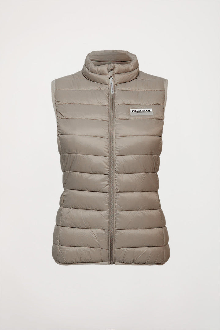 Chaleco beige entallado ultraligero con logo