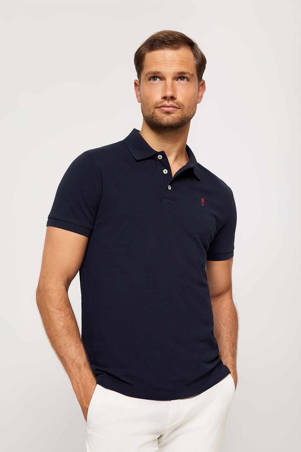 Polo azul marino piqué con tapeta de tres botones y logo bordado en contraste | HOMBRE  | POLO CLUB