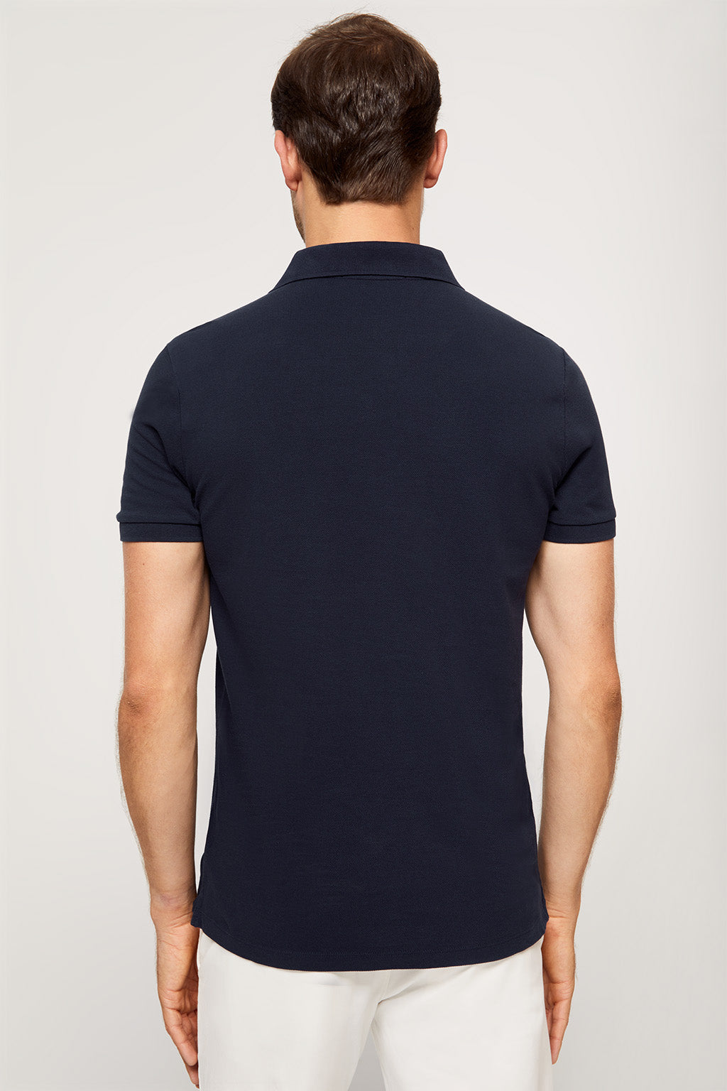 Polo azul marino piqué con tapeta de tres botones y logo bordado en contraste | HOMBRE  | POLO CLUB