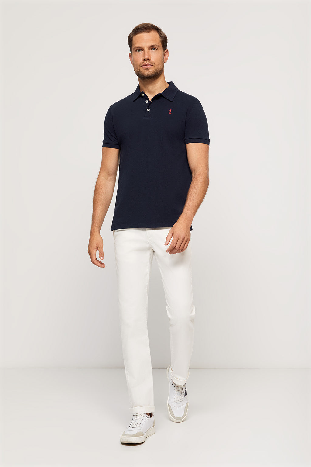 Polo azul marino piqué con tapeta de tres botones y logo bordado en contraste | HOMBRE  | POLO CLUB