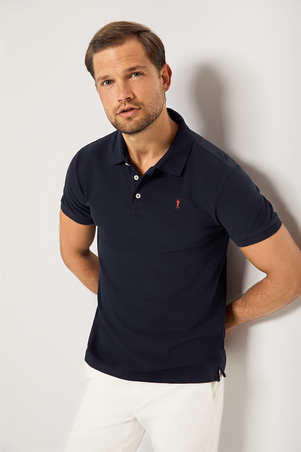 Polo azul marino piqué con tapeta de tres botones y logo bordado en contraste | HOMBRE  | POLO CLUB