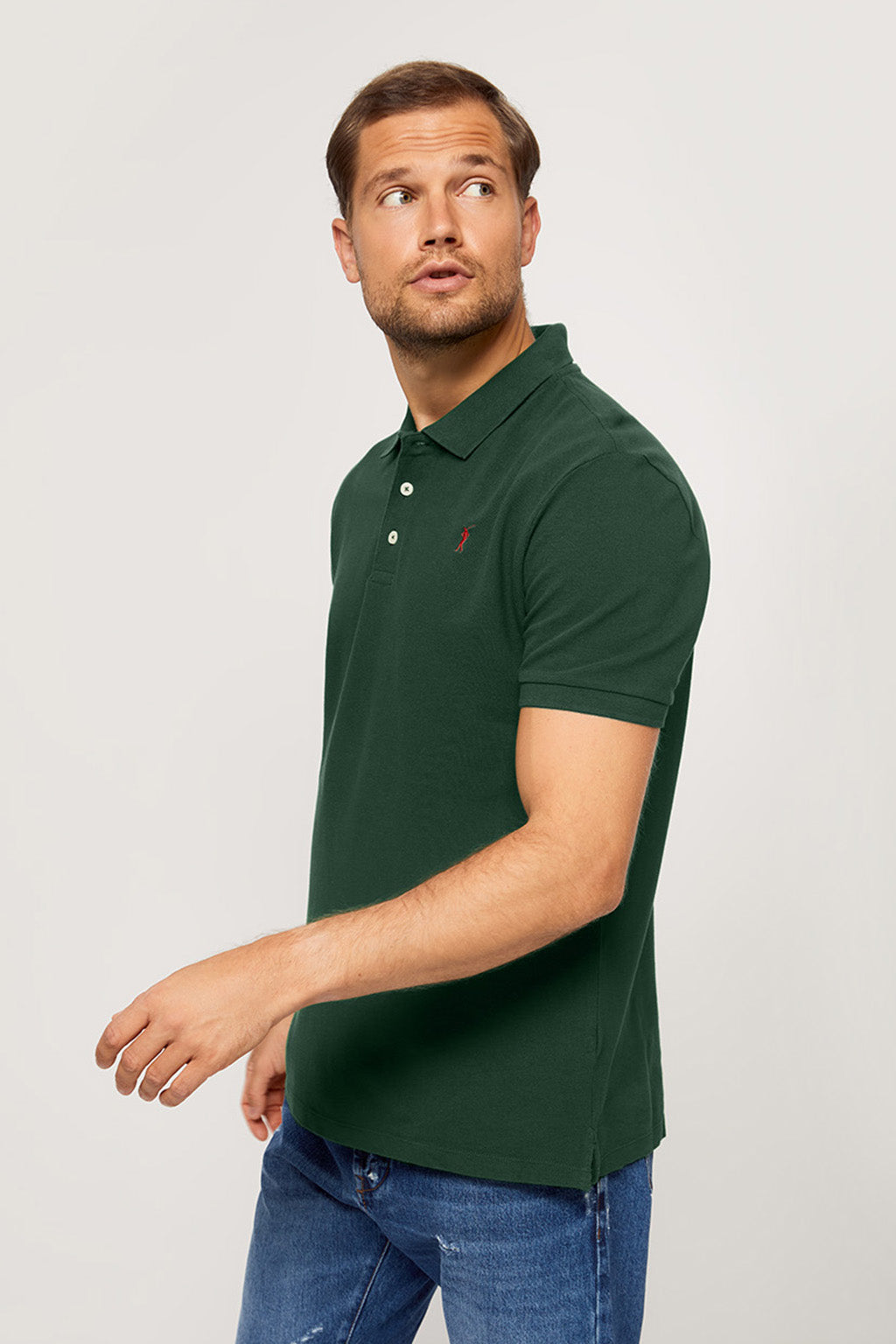 Polo verde botella piqué con tapeta de tres botones y logo bordado en contraste | HOMBRE  | POLO CLUB