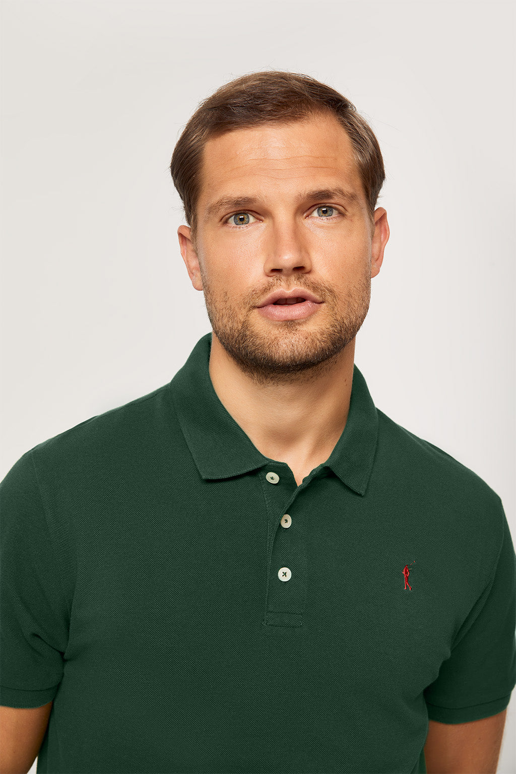 Polo verde botella piqué con tapeta de tres botones y logo bordado en contraste | HOMBRE  | POLO CLUB