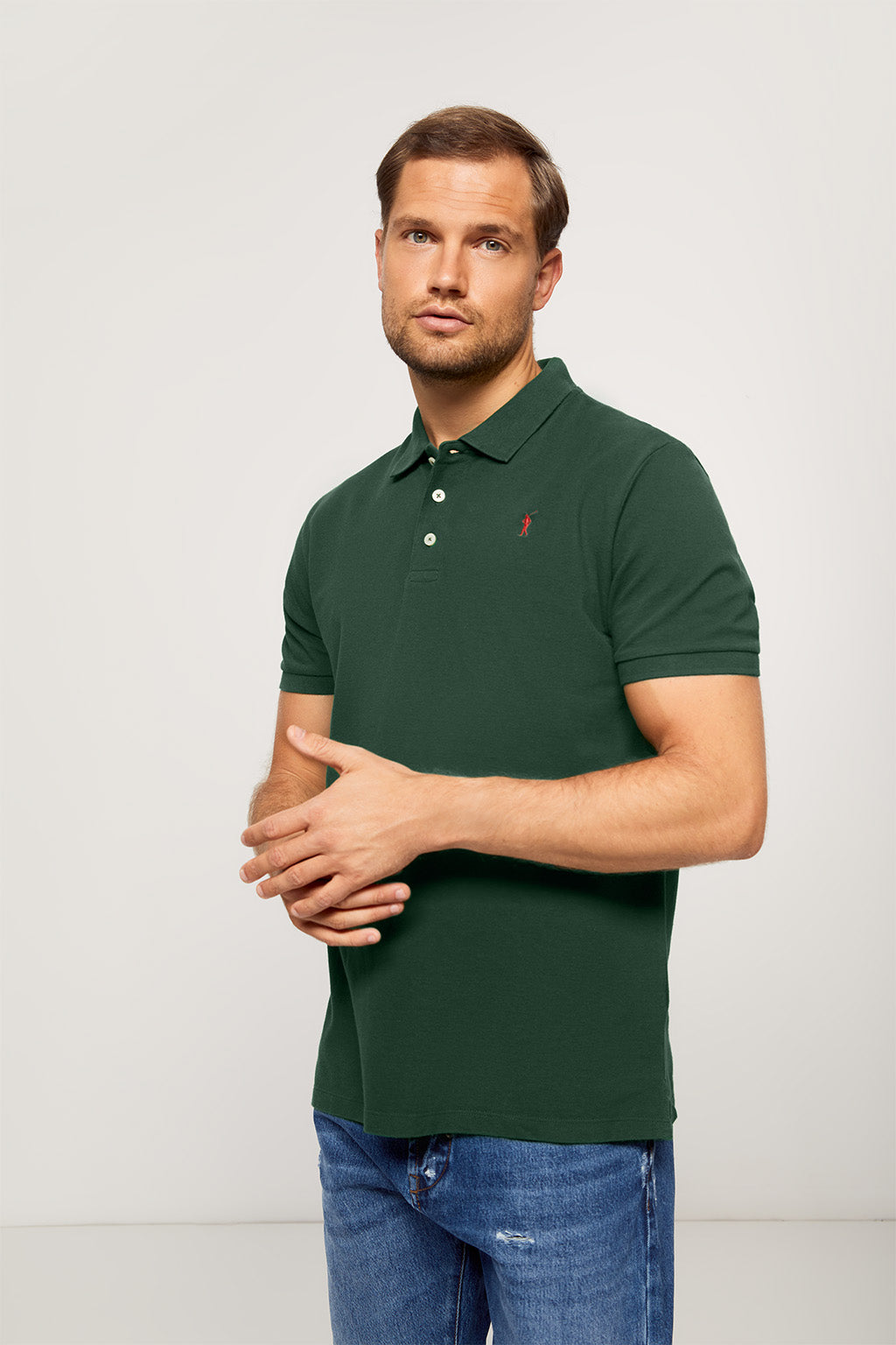 Polo verde botella piqué con tapeta de tres botones y logo bordado en contraste | HOMBRE  | POLO CLUB
