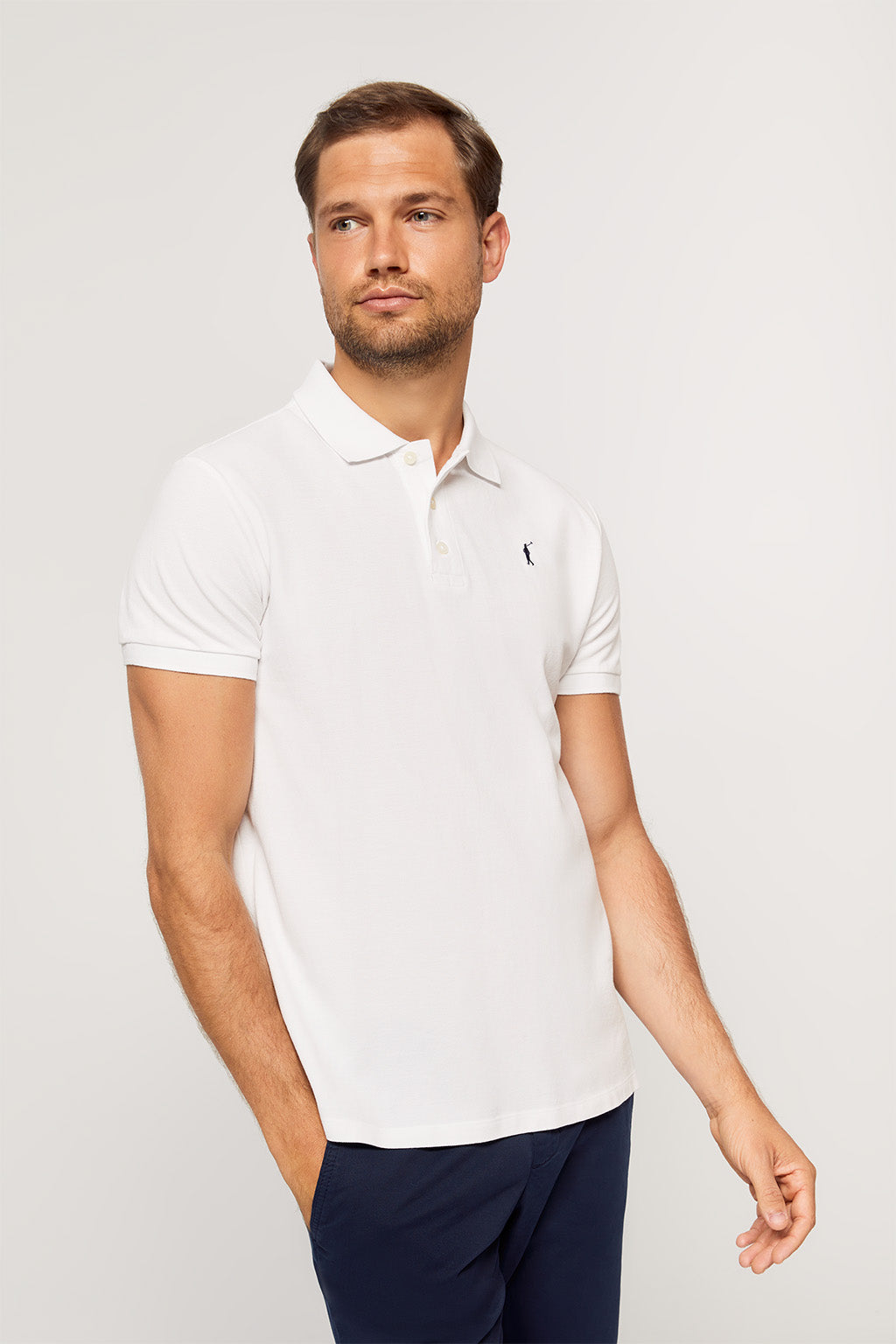 Polo blanco piqué con tapeta de tres botones y logo bordado en contraste | HOMBRE  | POLO CLUB