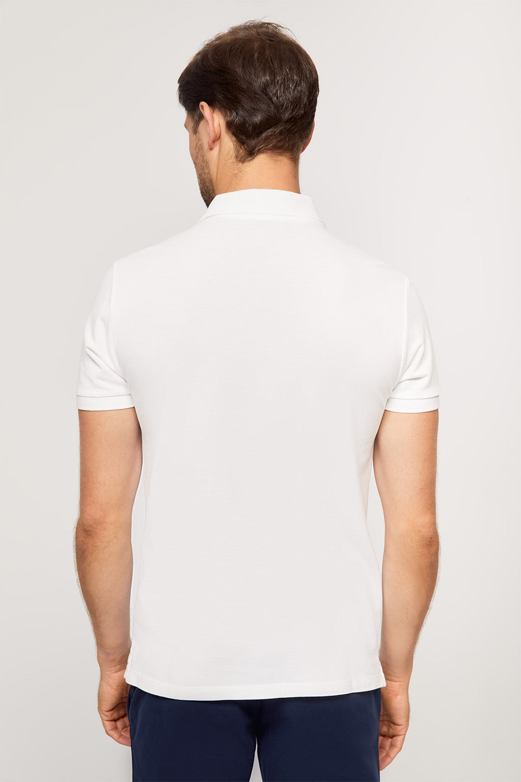 Polo blanco piqué con tapeta de tres botones y logo bordado en contraste | HOMBRE  | POLO CLUB